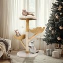 Houten kattenkrabpaal met mandjes, met drie katten, in een woonkamer met kerstboom.