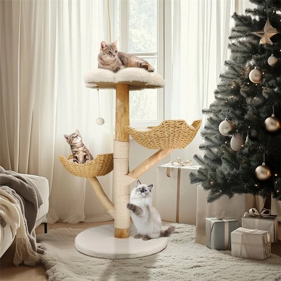 Houten kattenkrabpaal met mandjes, met drie katten, in een woonkamer met kerstboom.