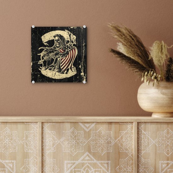 ® Glasschilderij 20x20 cm - Schilderij acrylglas - Een illustratie van een biker-patch met een schedel - Foto op glas - Muurdecoratie woonkamer - Wanddecoratie slaapkamer - Schilderijen