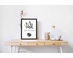 M&M Smartek Poster in A3 (met lijst of zonder) met de spreuk - Shit Happens but Life goes on - Versie 2.0 grappige cadeautekens muur kunstdruk met hoge resolutie (frame in zwart)