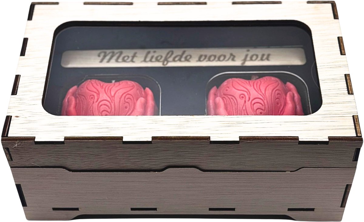 Heart Embrace Luxe Cadeauset – 2 Handgemaakte Geurkaarsen met Magnolia & Sandelhout – Houten Cadeaubox met Gravure – Romantisch Cadeau voor Haar of Partner