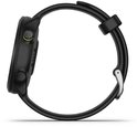 Zijprofiel van een zwart Garmin Forerunner 55 sporthorloge met zwarte band.