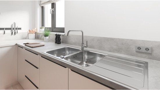 Keukenkraan in een lichte keuken met dubbele spoelbak en witte kasten.