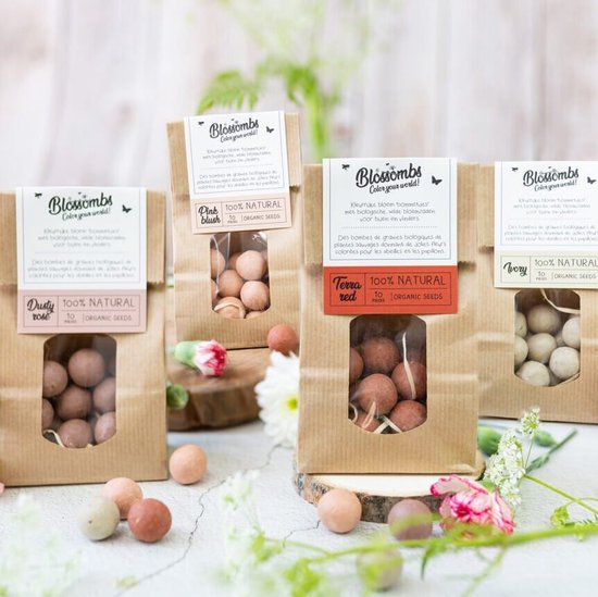 Vier bruine papieren zakken met diverse bloemenzaadbommetjes: Dusty Rose, Pink, Terra Red en Ivory.