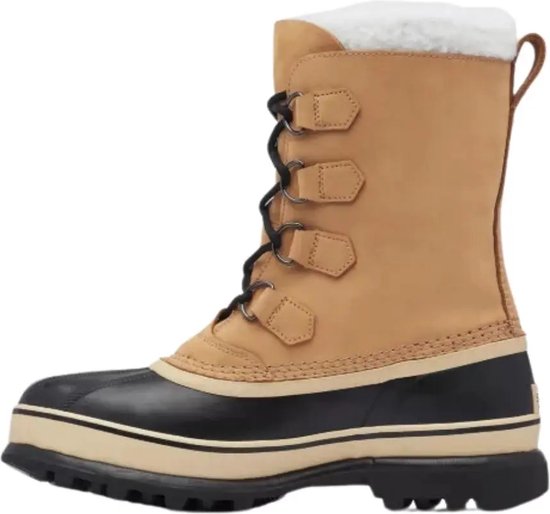 Zijaanzicht van een bruine Sorel snowboot met zwarte rubberen zool en veters. Wolachtige voering.
