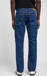 De achterkant van een man in een rechte, donkerblauwe jeans van Lee. De jeans heeft een klassieke pasvorm en een bruin label op de achterkant.