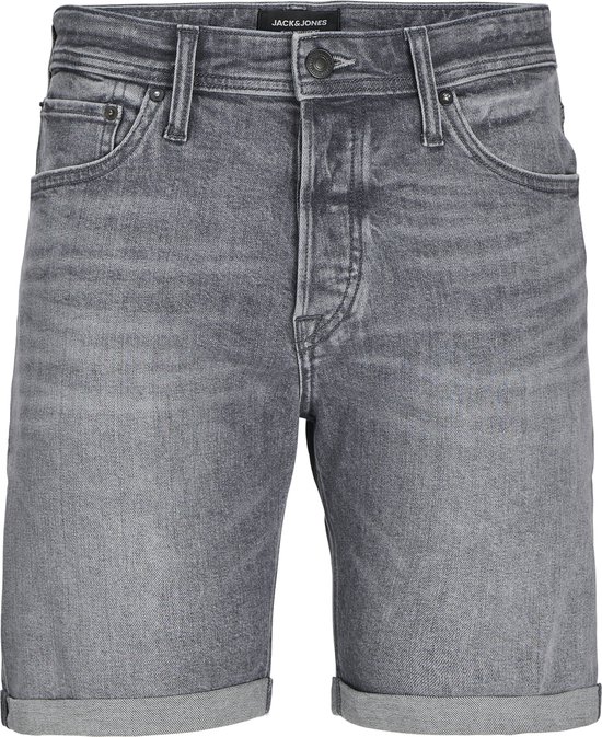 Vooraanzicht van grijze denim shorts met knoopsluiting en opgerolde zomen.