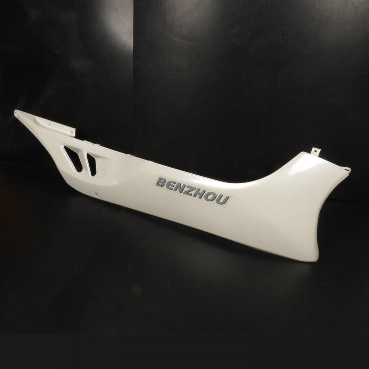 Sabot bas de caisse droit origine pour Scooter Benzhou 125 Highway TM00-070100005 blanc Neuf
