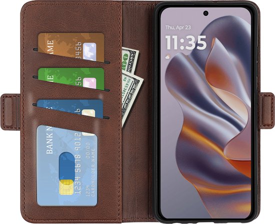 Bruine lederen wallet hoes met kaarten en geld erin, telefoon ernaast.