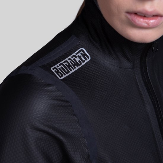 Zwarte fietsjas met logo BIORACER op de schouder.
