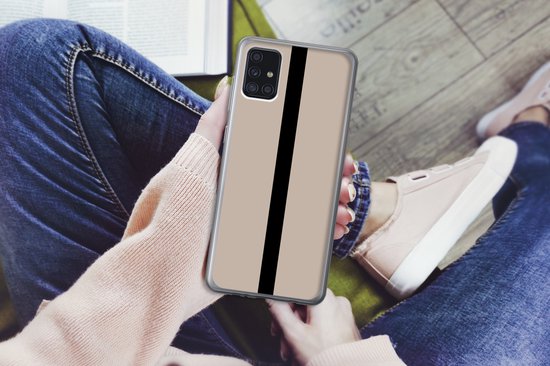 Telefoonhoesje Geschikt voor Samsung Galaxy A52 5G hoesje - Beige - Zwart - Streep - Minimalistisch - Siliconen Telefoonhoesje Telefoonhoesje