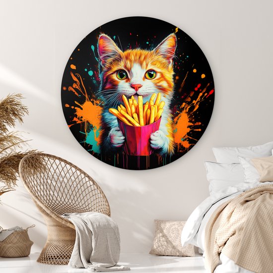 Ronde muurcirkel met een illustratie van een rode kat die een rode bak met patat vasthoudt, tegen een zwarte achtergrond met kleurspatten.