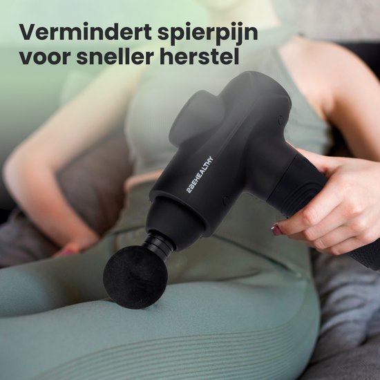 Vrouw met witte koptelefoon gebruikt de zwarte 2BEHEALTHY massagegun XG10 op haar bovenbeen voor spierherstel.