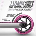 Detail van de step: roze wiel met tekst 'BERG PU 86A 110MM X 24MM', met de tekst '110MM ALUMINUM WHEELS 86A PU HIGH REBOUND ABEC-9 PRECISION BEARINGS'.