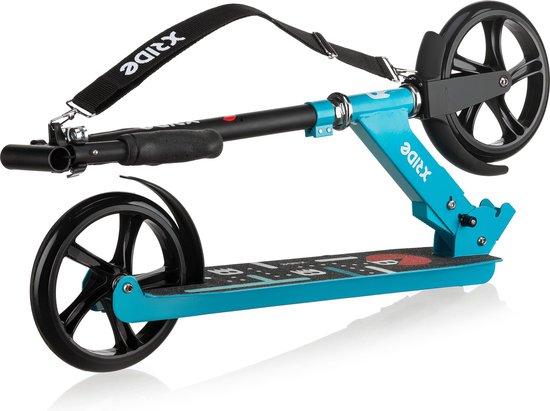 Lichtblauwe step met draagband, zwarte wielen en patroon op het deck. Xride logo op het frame en de band.