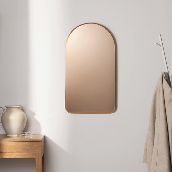 Gouden Modern Spiegel In De Vorm Van Een Zon Aan De Muur Stock Foto Gouden Moderne Spiegel Vorm Van Zon Op De Muur Image74090158