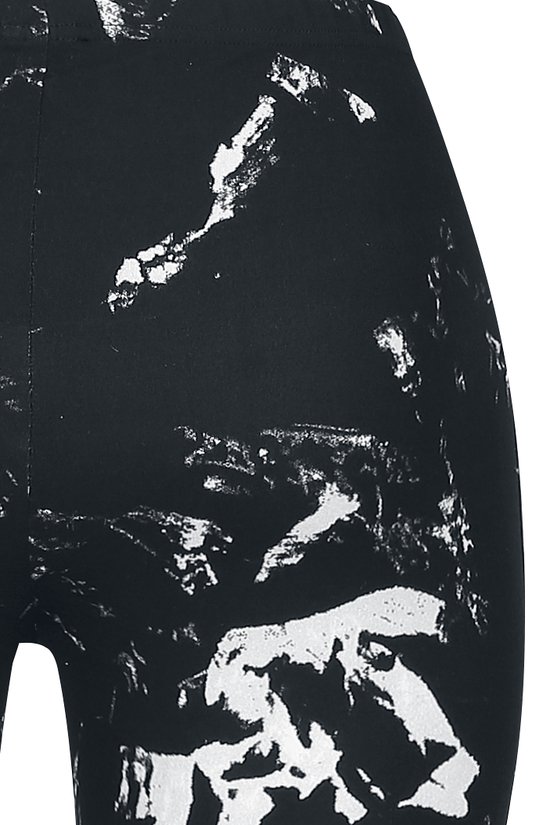 Close-up van zwarte legging met witte verfspetters.