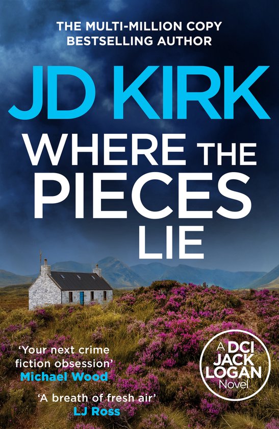 Couverture de livre : JD Kirk "WHERE THE PIECES LIE" avec une petite maison sur une colline, entourée de bruyère violette.