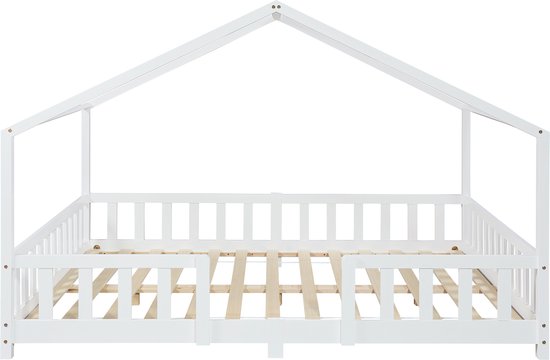 Lit maison blanc en bois avec barreaux et sommier à lattes, vue de face.