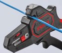 Zwarte automatische kabelstripper met rode details, die een blauwe kabel strippen.