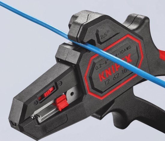 Zwarte automatische kabelstripper met rode details, die een blauwe kabel strippen.