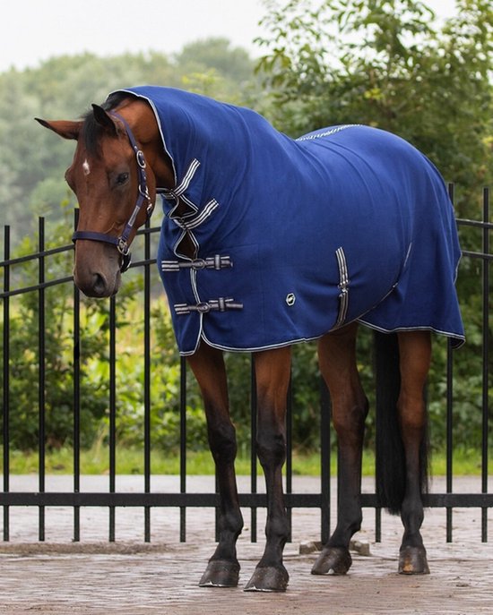 Bruine paard met donkerblauwe fleece halsdeken met witte bies en kruissingels.