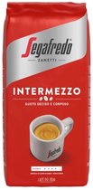 Rode verpakking van Segafredo Zanetti Intermezzo. Met logo en een kopje espresso.