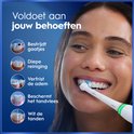Een vrouw met een brede glimlach poetst haar tanden met een witte Oral-B iO elektrische tandenborstel. Illustraties tonen de voordelen van het poetsen.