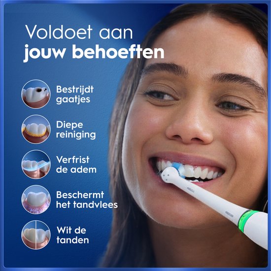 Een vrouw met een brede glimlach poetst haar tanden met een witte Oral-B iO elektrische tandenborstel. Illustraties tonen de voordelen van het poetsen.