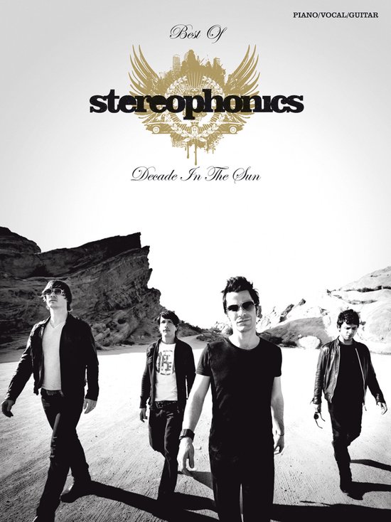 Bladmuziekalbum: Stereophonics 'Decade In The Sun' met de bandleden wandelend door een rotsachtig landschap.