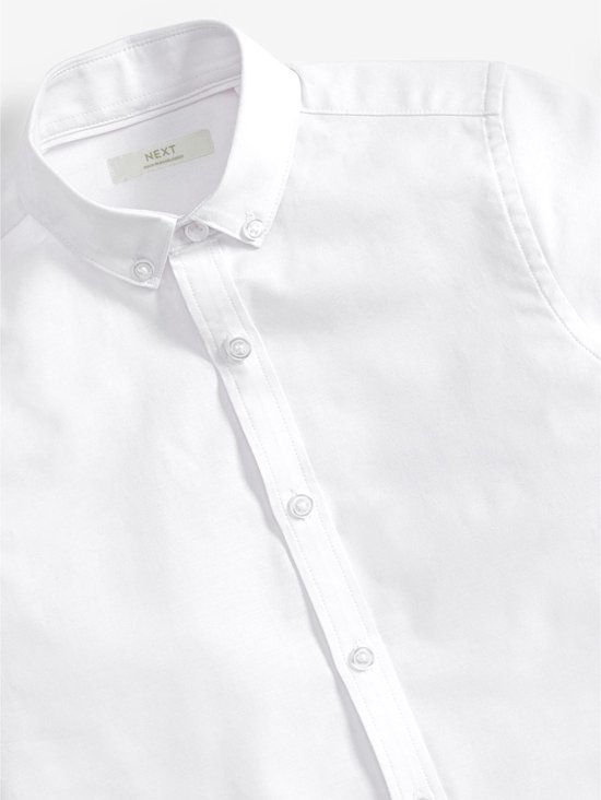 Witte katoenen button-down overhemd, close-up van de kraag en knopen.