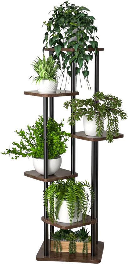 Zes-niveau plantenstandaard met bruine etages en zwarte metalen staanders, met planten.