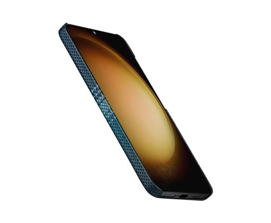 Telefoon in blauw hoesje met grafisch patroon, scherm aan.