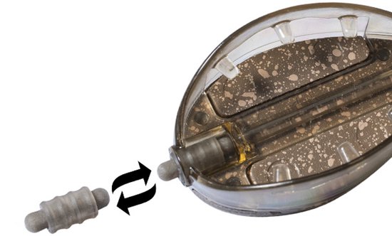 Détail d'un leurre de pêche brun avec une pièce de connexion détachable à fixer.