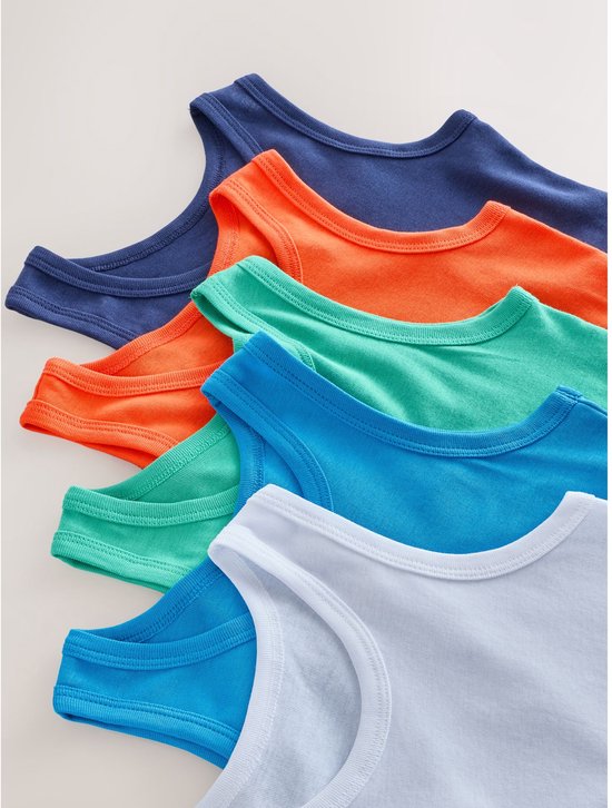 Stapel van vijf kinderhemdjes in de kleuren oranje, groen, blauw, donkerblauw en wit.