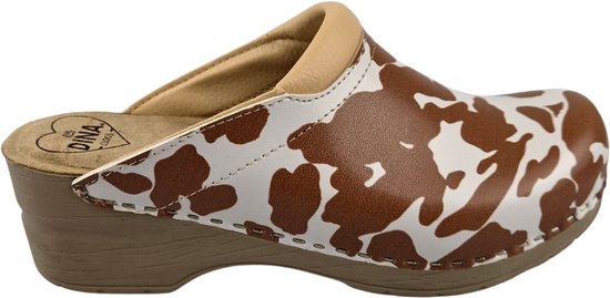Beige klomp met bruine koeienprint, beige leren voering en beige zool.