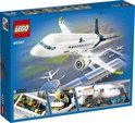 LEGO City passagiersvliegtuig op de luchthaven, met zicht op de cabine en de cockpit.