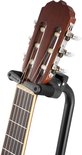 Close-up van de kop van een akoestische gitaar met bruin hout en chromen stemmechanieken.
