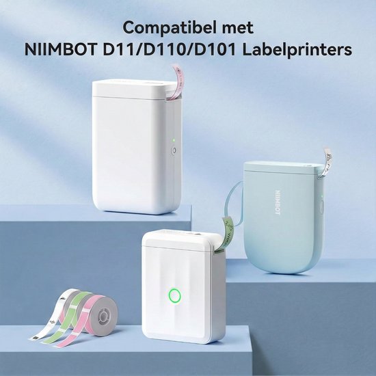 Drie NIIMBOT labelprinters: wit, lichtblauw en compact wit. Labels met verschillende kleuren en patronen komen eruit.