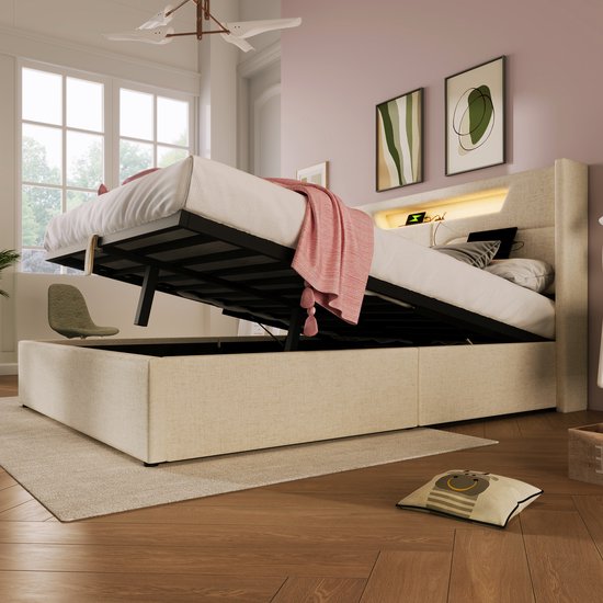 Lichtbeige opbergbed met gasveer en LED-verlichting in het hoofdbord, getoond met opengemaakte opbergruimte.