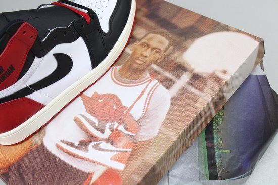 Air Jordan 1 Retro High OG « Black Toe Reimagined » taille 38