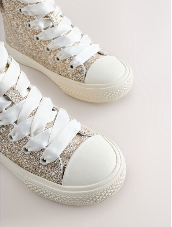 Gouden glitter hoge sneakers met witte satijnen veters en witte zolen.