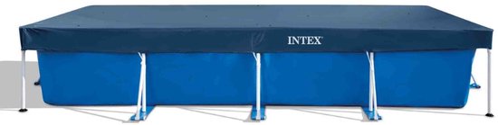 Blauw Intex framezwembad met donkerblauw afdekzeil, voor witte achtergrond.