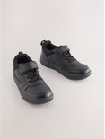 Zwarte sneakers met klittenbandsluiting en elastische veters.