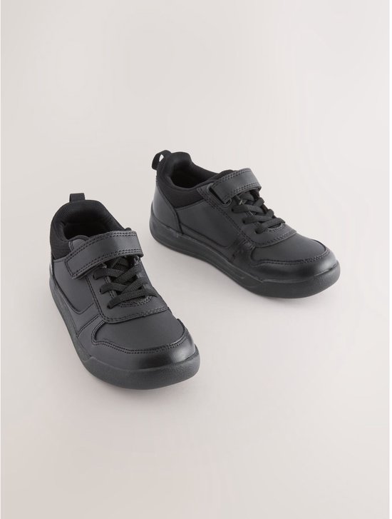 Zwarte sneakers met klittenbandsluiting en elastische veters.