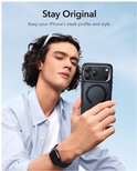 Jonge man met een zwarte hoes om zijn telefoon, die een selfie neemt.