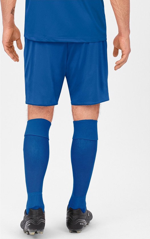 Short de sport bleu garçon, porté avec des chaussettes assorties.