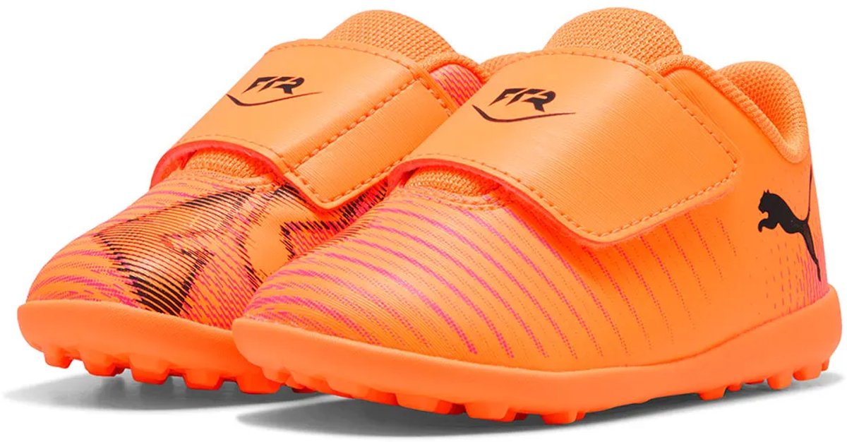 Oranje Puma Future 8 Play V TF voetbalschoenen voor kinderen met klittenbandsluiting en gripverhogende reliëflijnen.