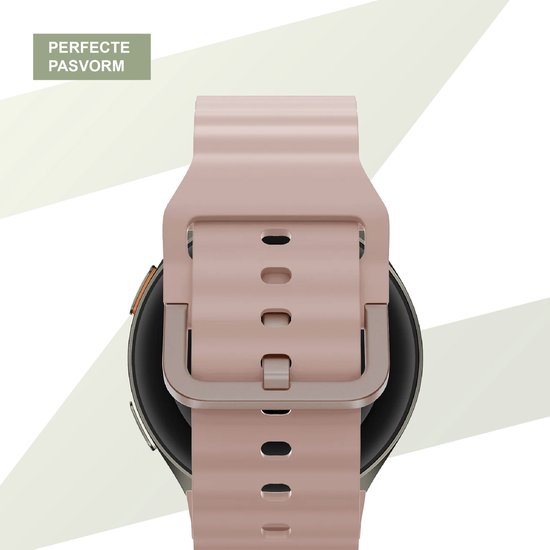 Close-up van een lichtroze siliconen horlogebandje met gesp, bevestigd aan een smartwatch.