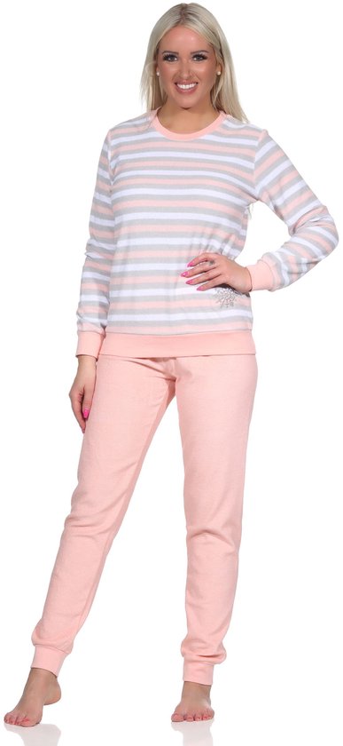 Damespyjama met lange mouwen en een ronde hals, met horizontale strepen in wit, grijs en roze. De broek is effen roze. Met een ijskristalapplicatie op de borst.